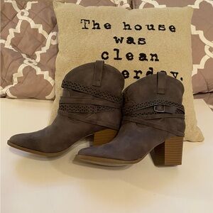 SO booties, 10 gray
